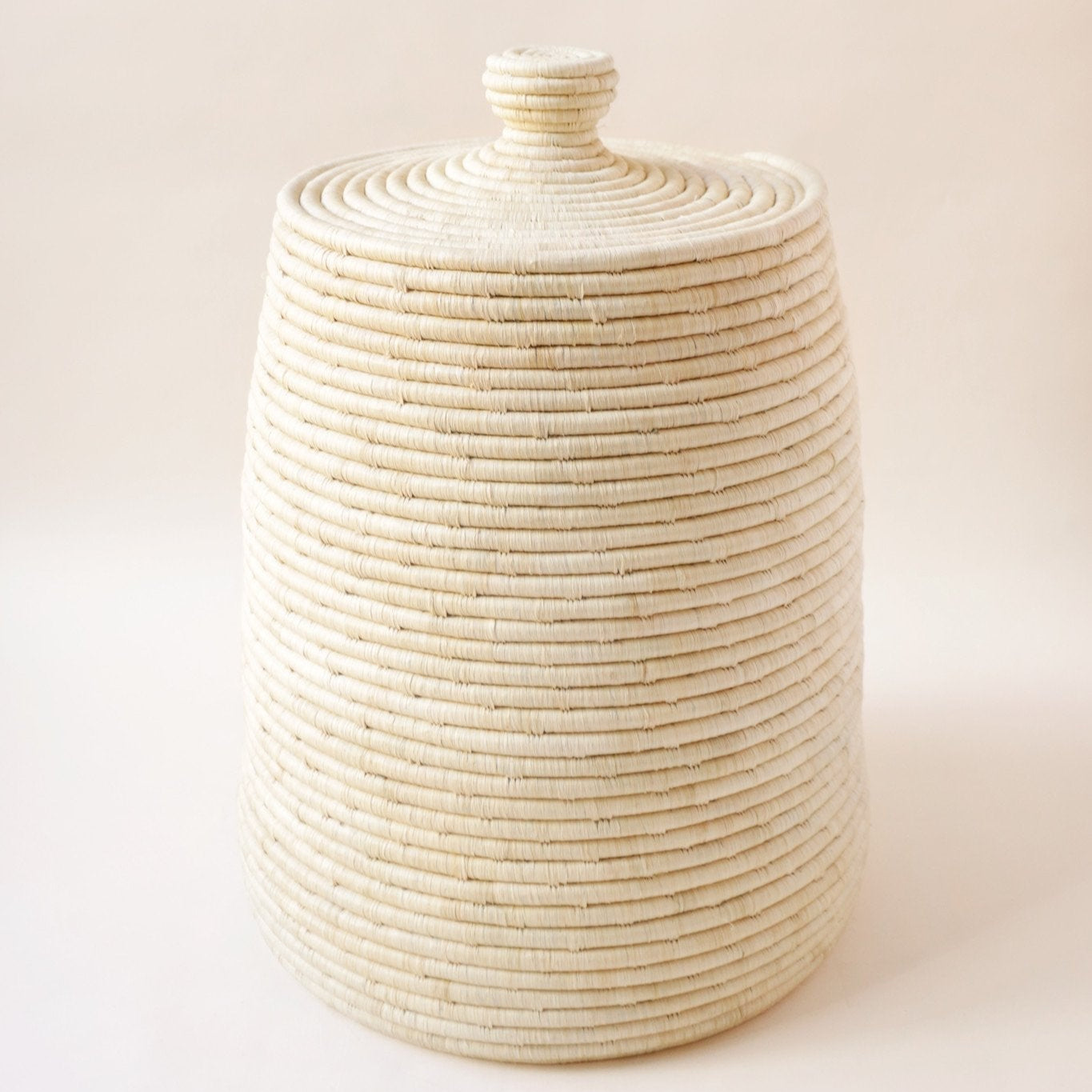Handwoven raffia beige lidded basket